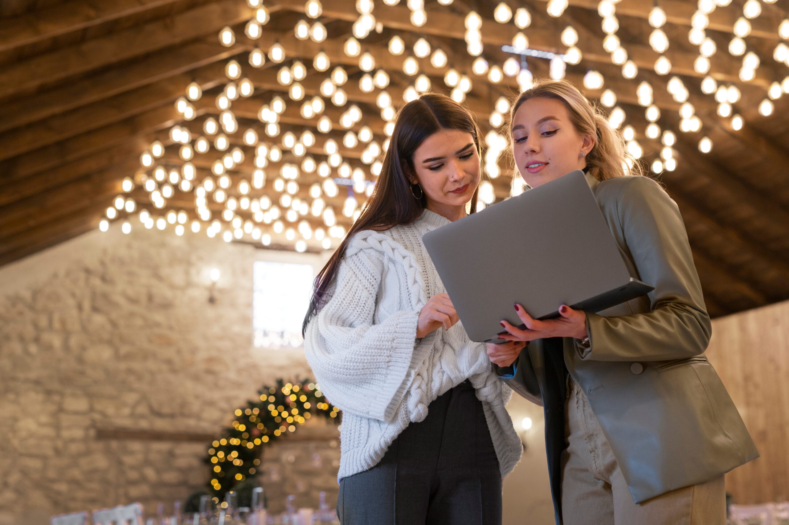 female-wedding-planner-working-with-client (1)